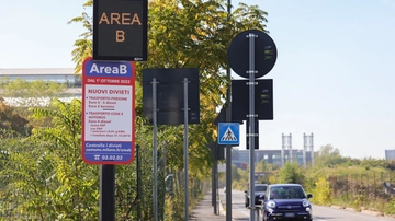 Nuove regole Area B e C, divieti extralarge ai diesel e sensori salva-ciclisti sui tir. Una stretta tra le polemiche