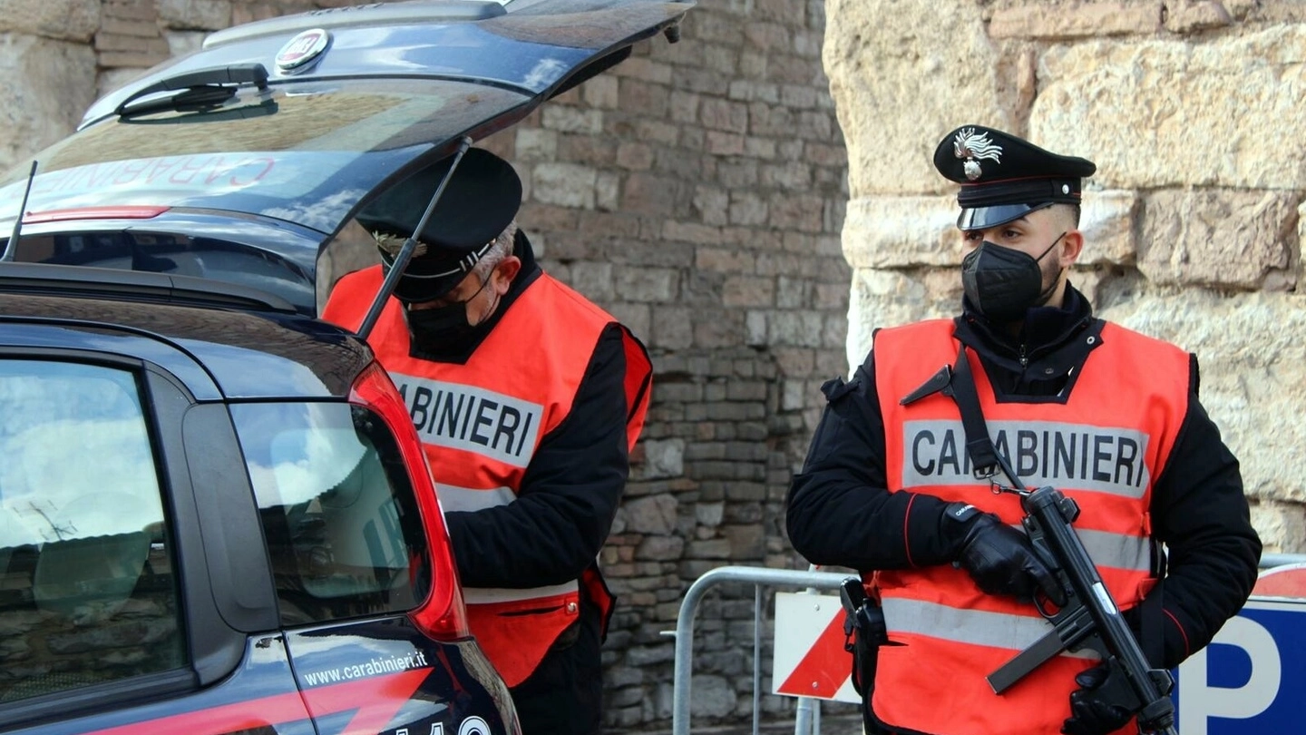 I carabinieri sulle tracce del fuggitivo