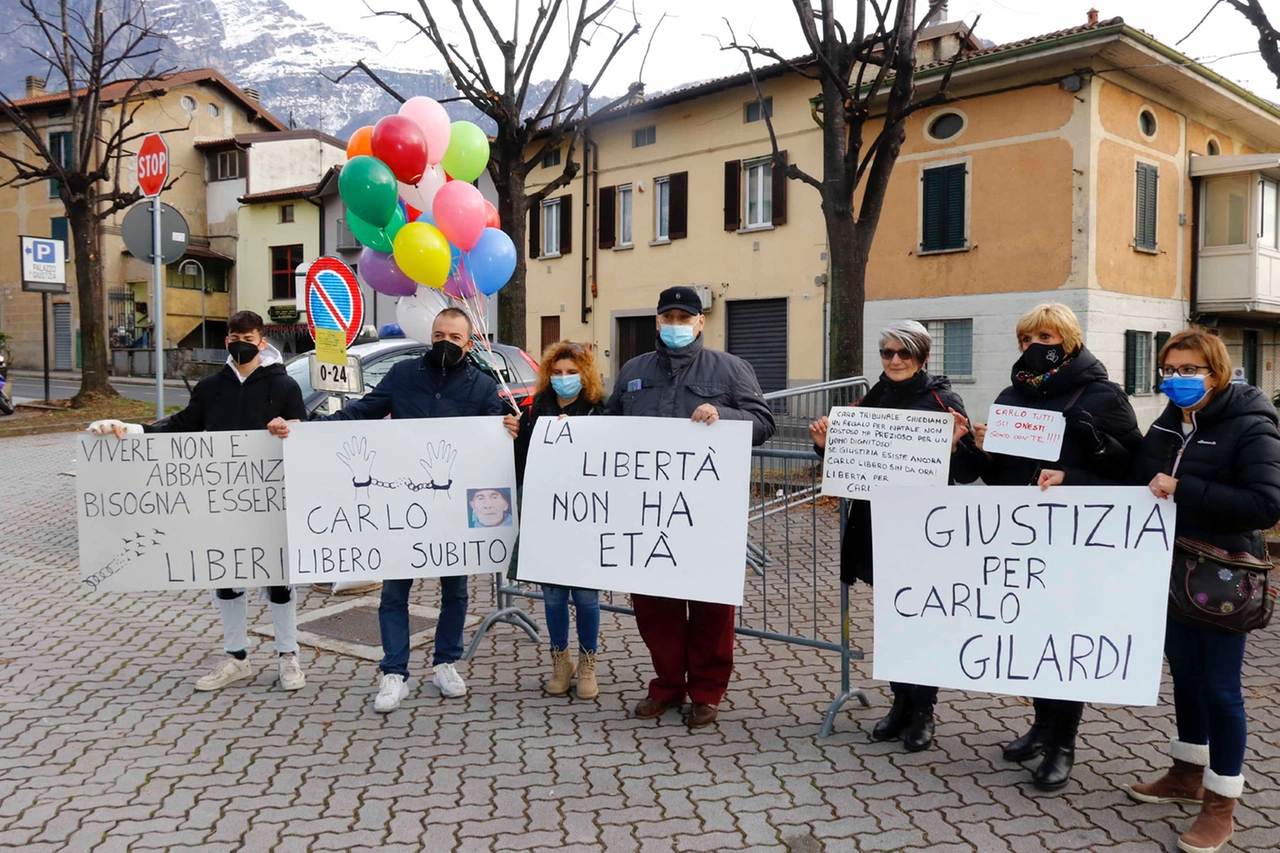 La manifestazione fuori dal tribunale