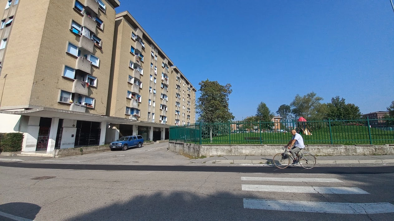 Il condominio popolare che s’affaccia sulla bretella tra le vie 5 Giornate e Carlo Porta Il condominio popolare che s’affaccia sulla bretella tra le vie 5 Giornate e Carlo Porta