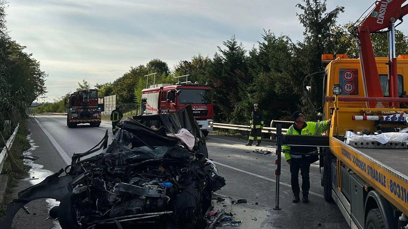 Tragedia sull’asfalto. L’auto finisce contro un Tir. Perde la vita nel frontale Tragedia sull’asfalto. L’auto finisce contro un Tir. Perde la vita nel frontale