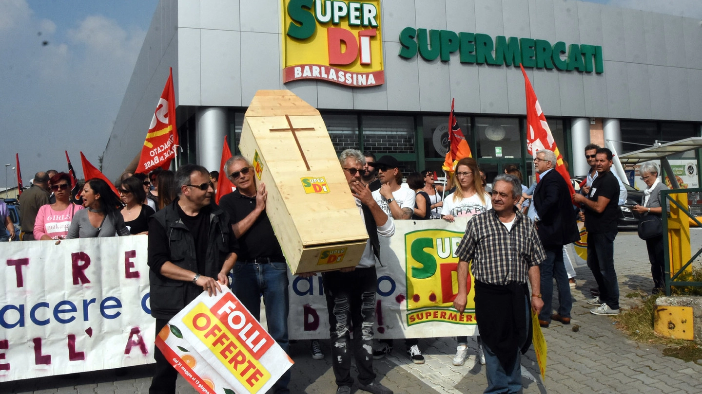 Protesta dei lavoratori della catena di supermercati 