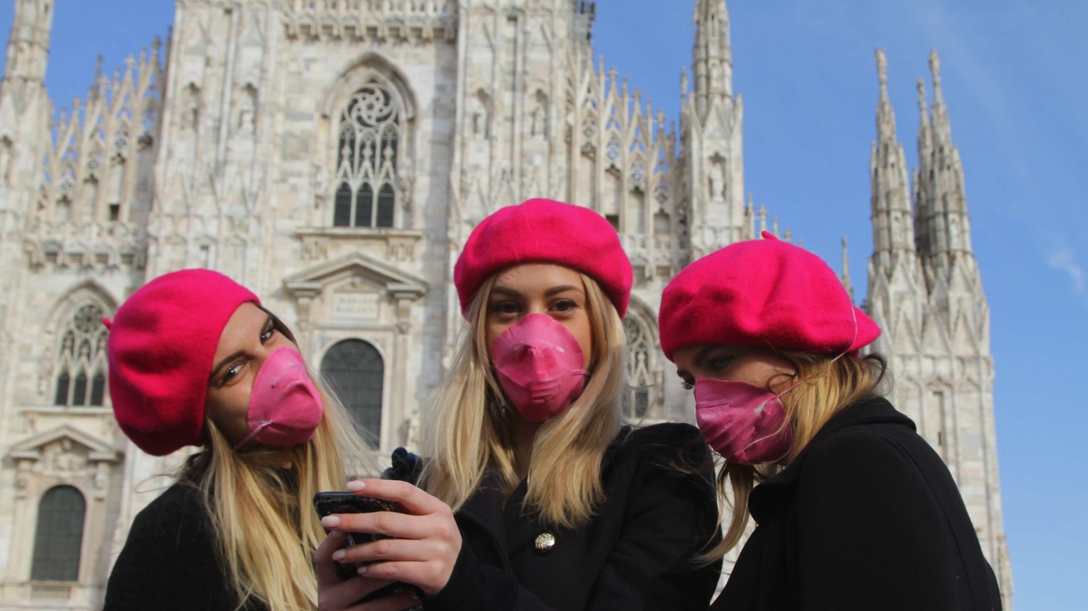 Milano, mascherine contro il coronavirus