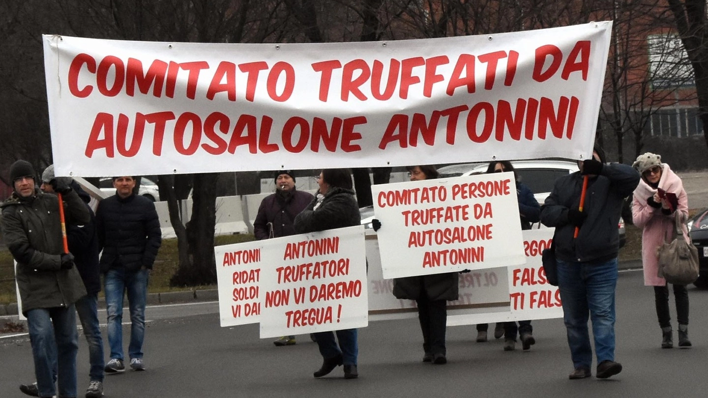 La manifestazione contro l'Autosalone Antonini