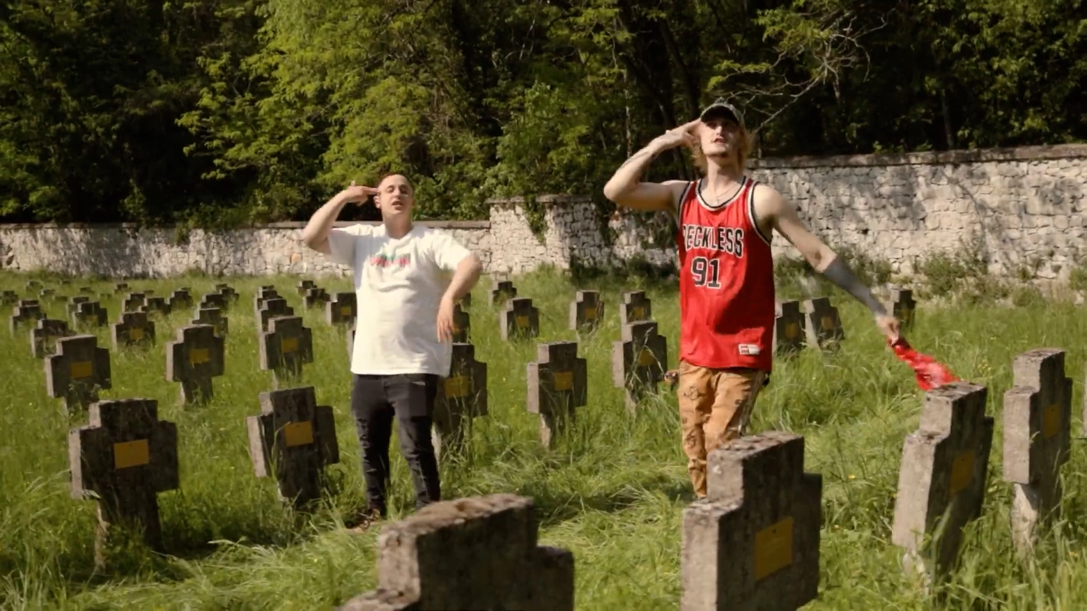 I due rapper, Depra e Senx, nel cimitero militare di Aurisina
