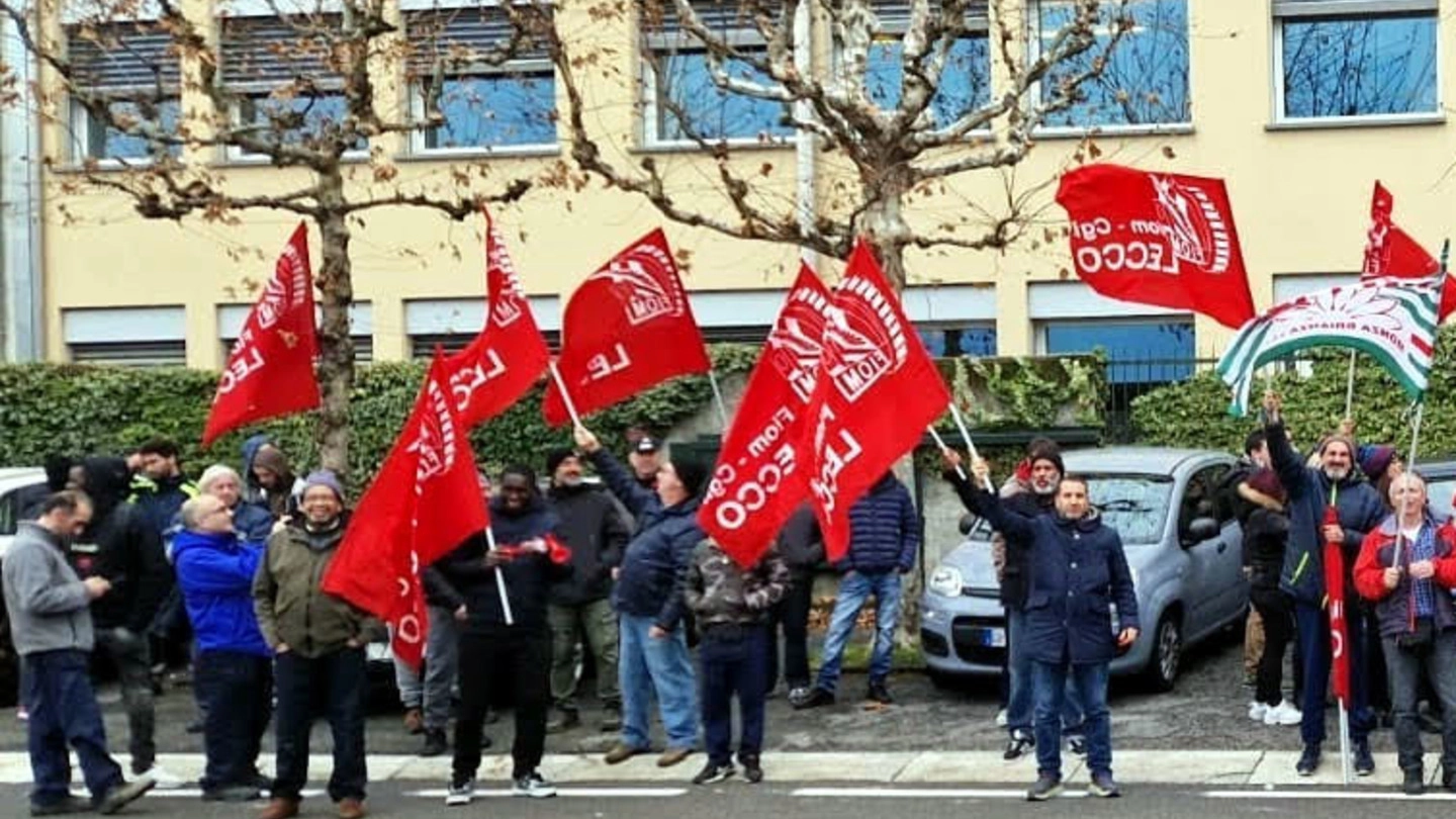 I lavoratori della Gilardoni di Mandello durante il recente sciopero di fine anno davanti all’azienda
