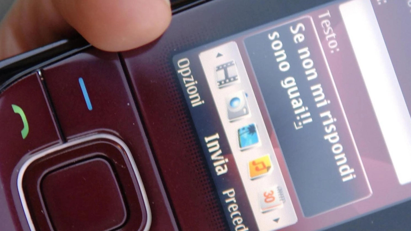 MINACCE VIA SMS Il cellulare può essere strumento di molestie 