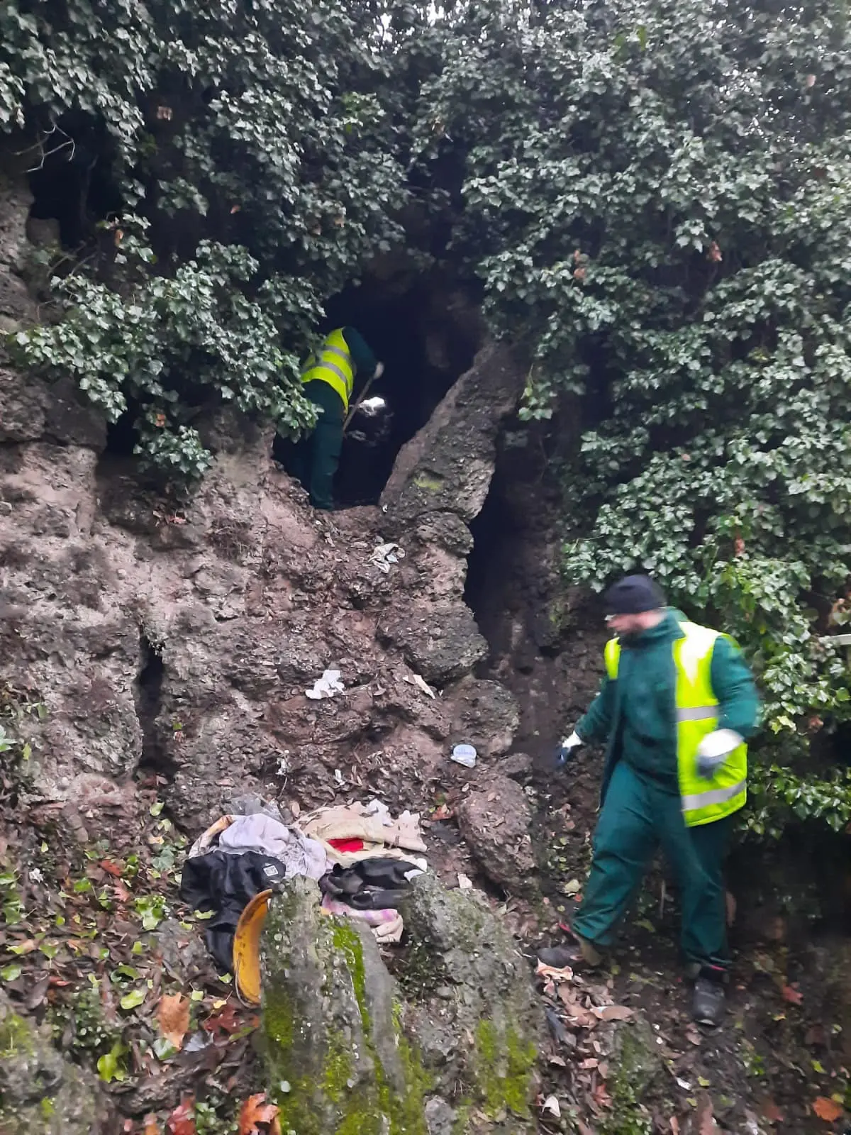 Giardini di Porta Venezia, ripulite le grotte rifugio dei disperati