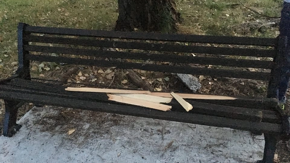 La panchina distrutta dai vandali