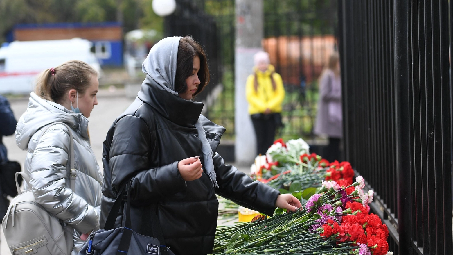 Una donna depone fiori al campus di Perm
