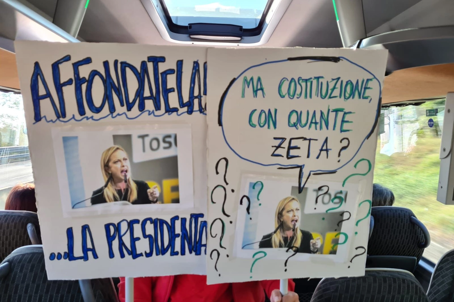 Sul bus si preparano gli striscioni anti-premier
