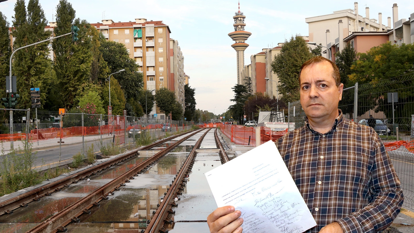  Angelo Cuvello, commerciante, davanti al cantiere del tram 15 fermo da 8 mesi