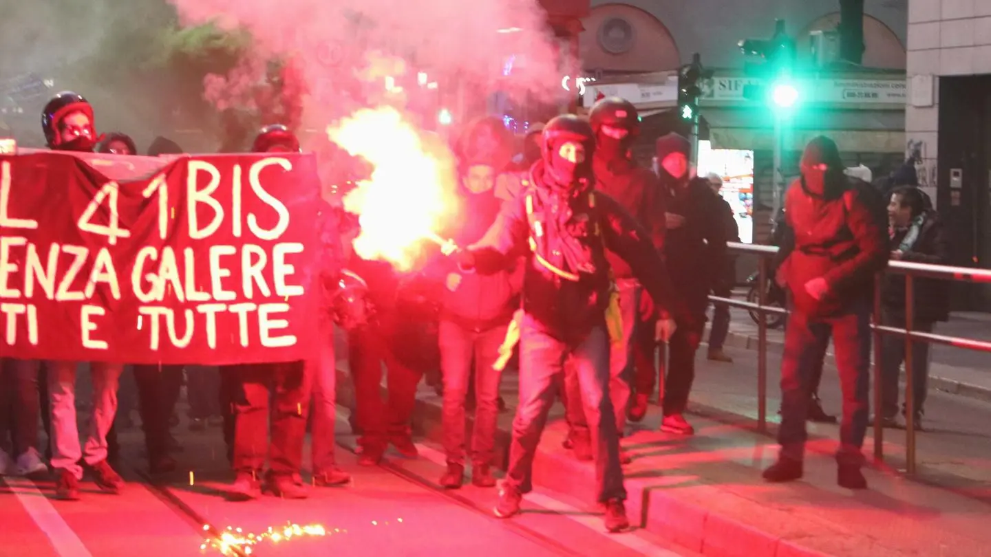 Scontri tra polizia e anarchici in corteo a Milano (Ansa)
