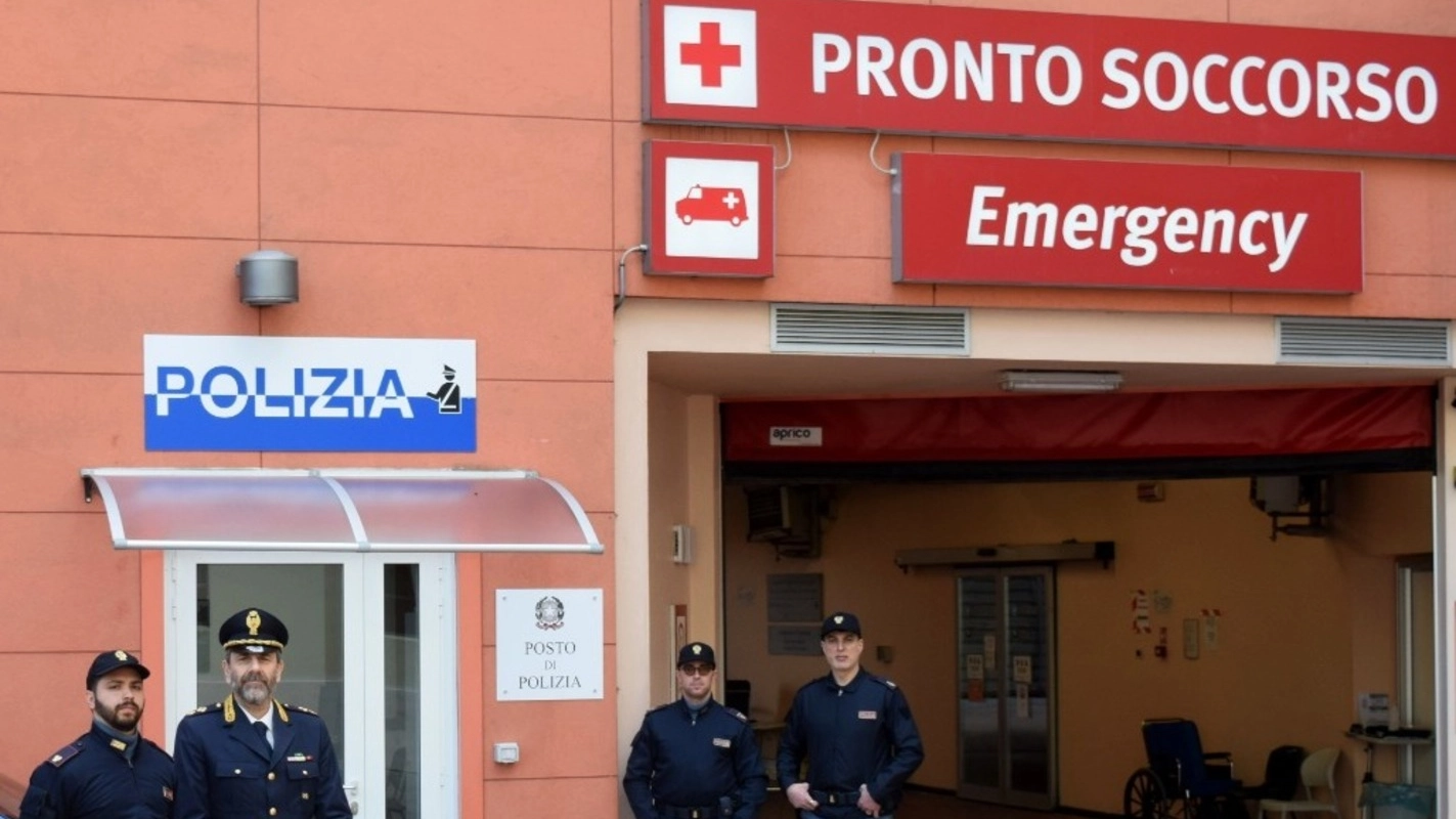 Il presidio di polizia affianco dell'ingresso del Pronto soccorso dell'ospedale Maggiore di Lodi (foto archivio)