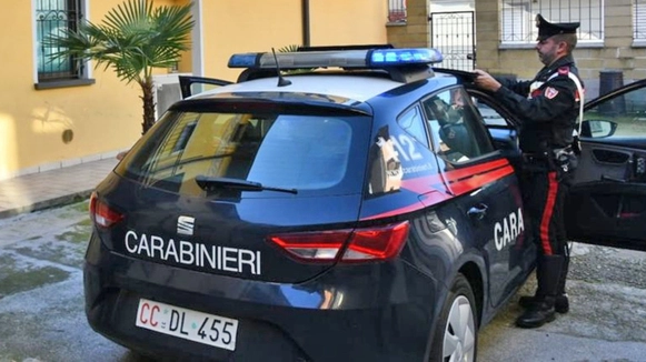 I carabinieri in via Umberto I a Morengo sul luogo del delitto. L’omicidio risale al 25 novembre scorso