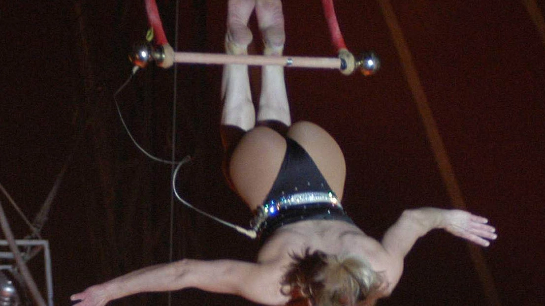 Una trapezista impegnata in un numero sotto il tendone (Foto d’archivio)