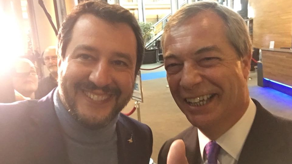 Matteo Salvini, selfie con Farage (ImagoE)