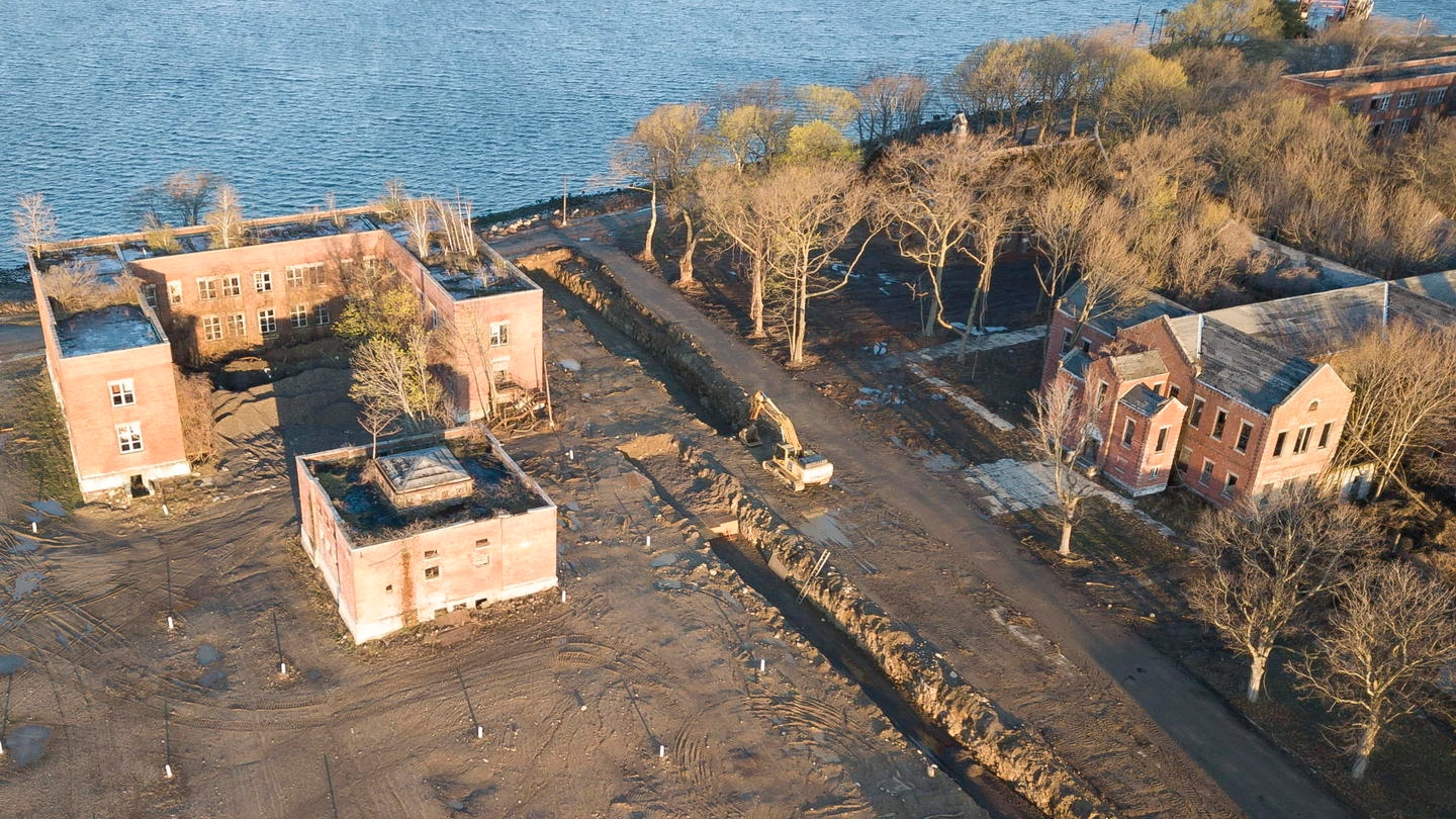 Le fosse comuni scavate a Hart Island, New York (Ansa)