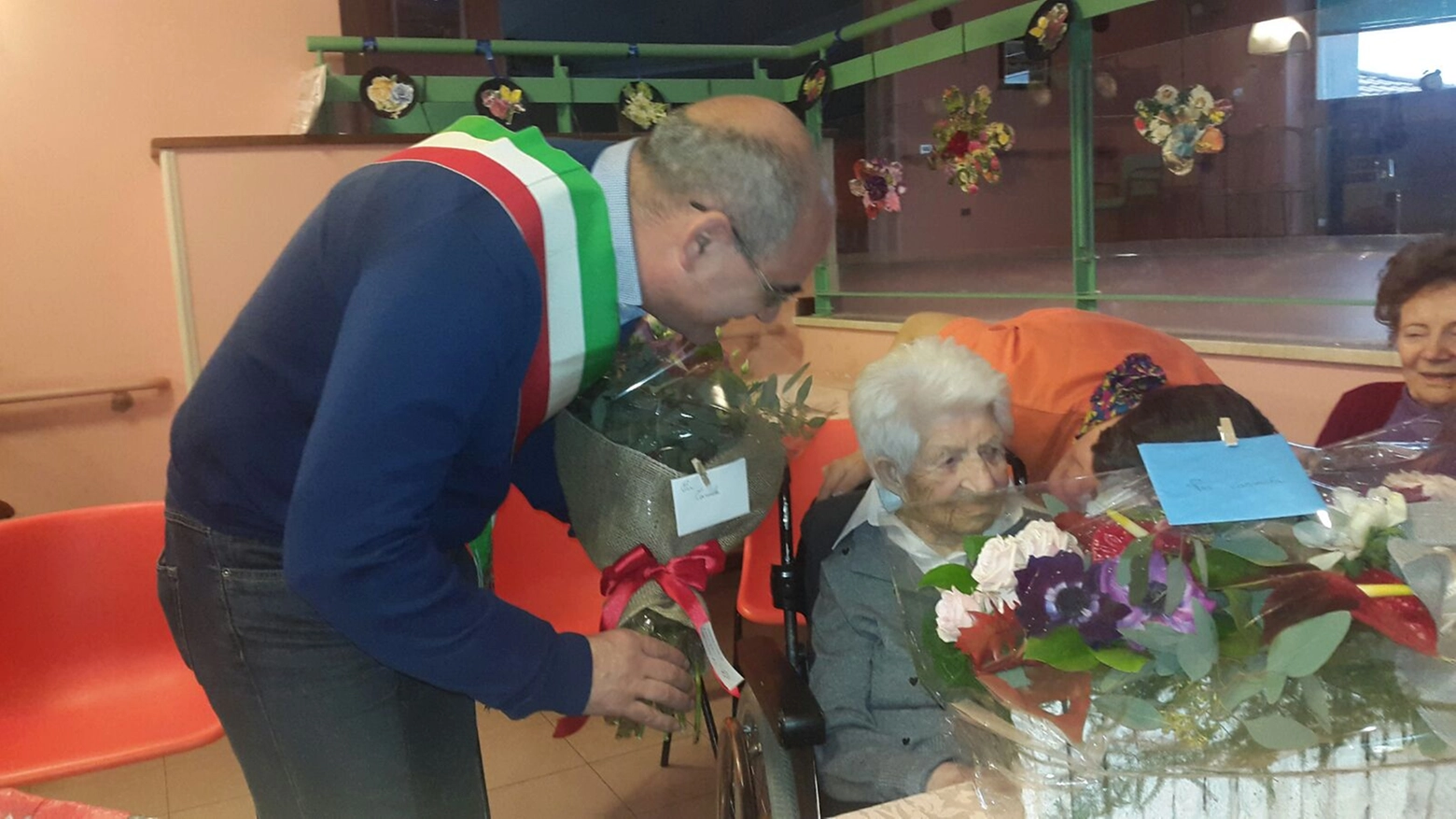 Nonna Carmela omaggiata dal sindaco Cozzi