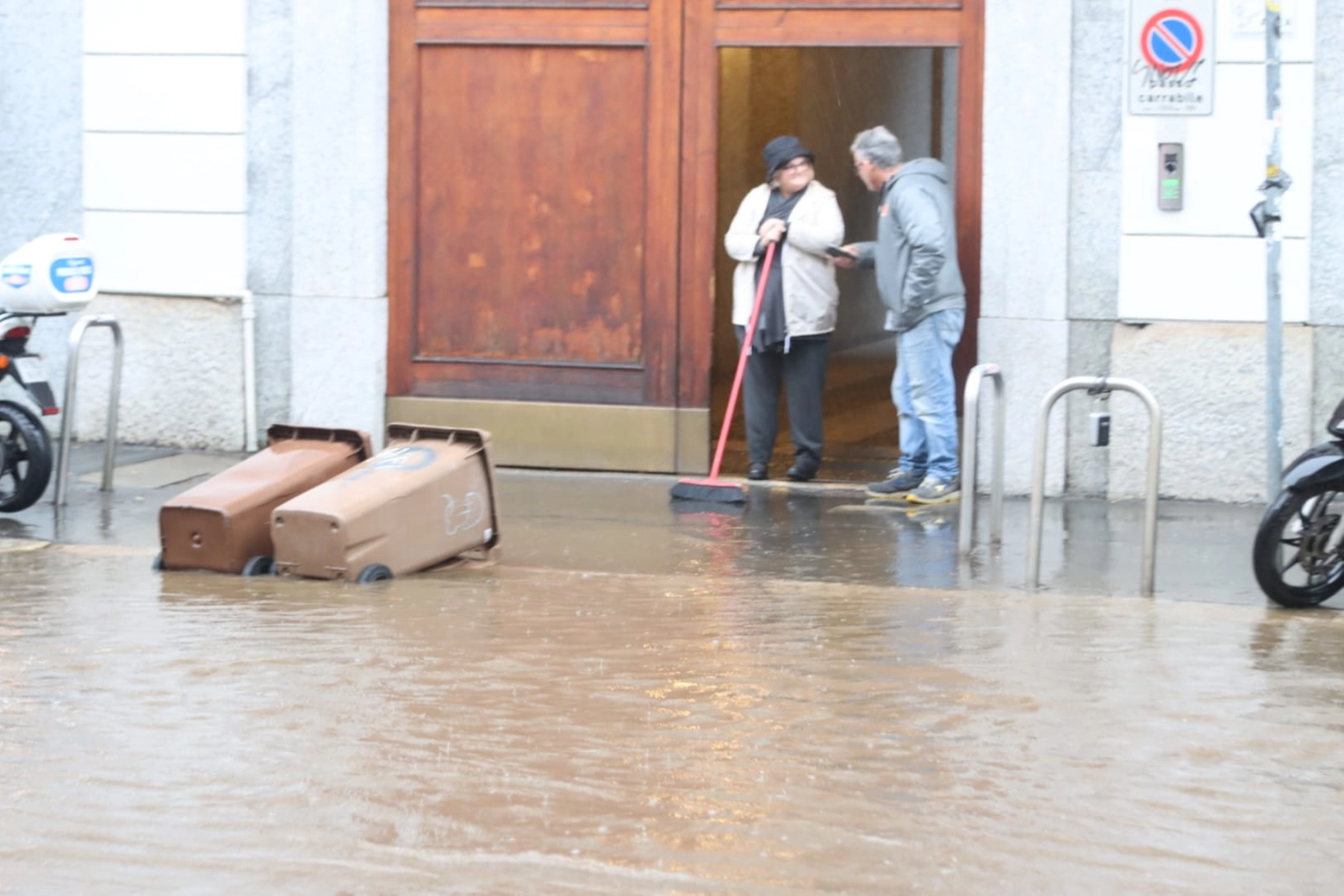 L'acqua ha invaso cantine e piani bassi (Salmoirago)