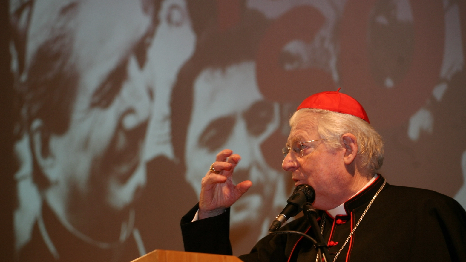 L'arcivescovo Scola, alle spalle l'immagine di Carlo Maria Martini (Newpress)