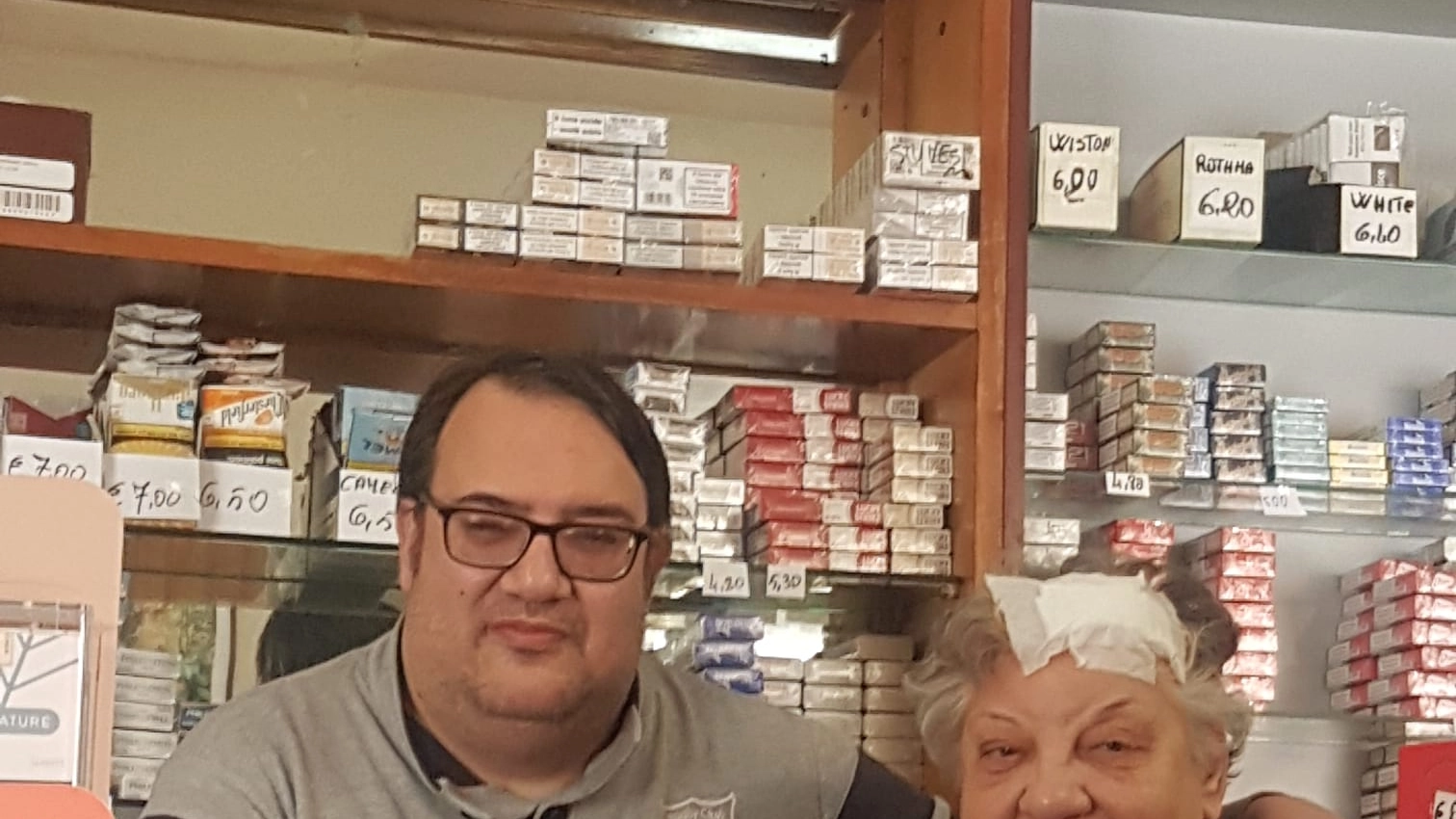 Andrea Punzo e Rosalia Cantarello, titolari della tabaccheria di via Carducci