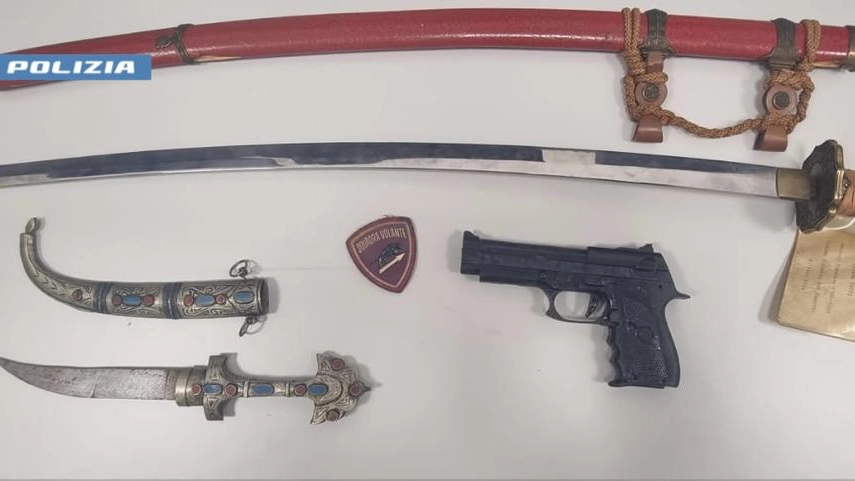 La spada katana  gli altri oggetti sequestrati dagli agenti di Polizia