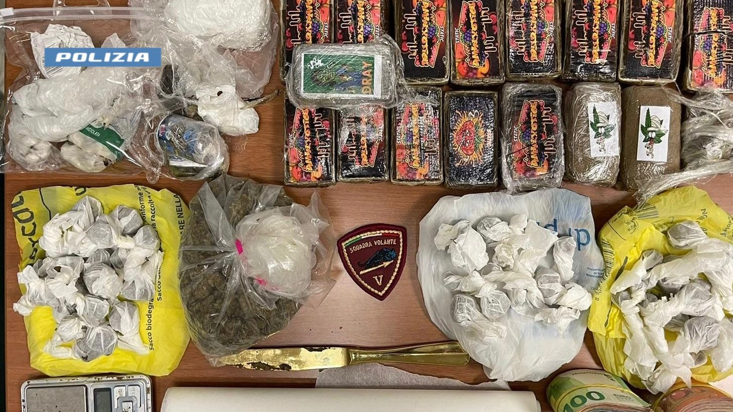 Lo stupefacente sequestrato dalla polizia Lo stupefacente sequestrato dalla polizia