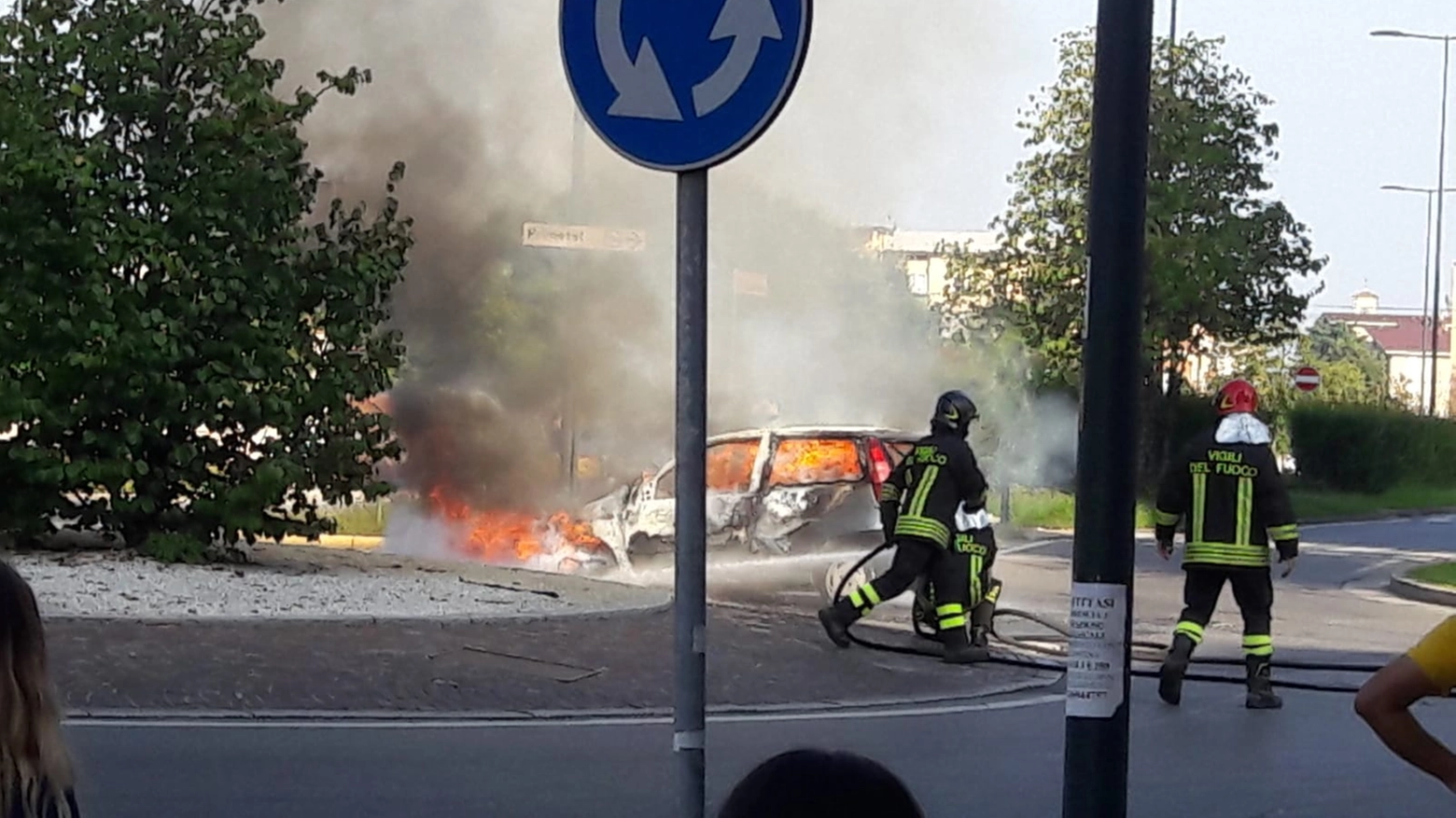 L'intervento dei vigili del fuoco sull'auto in fiamme (foto Cittadini)