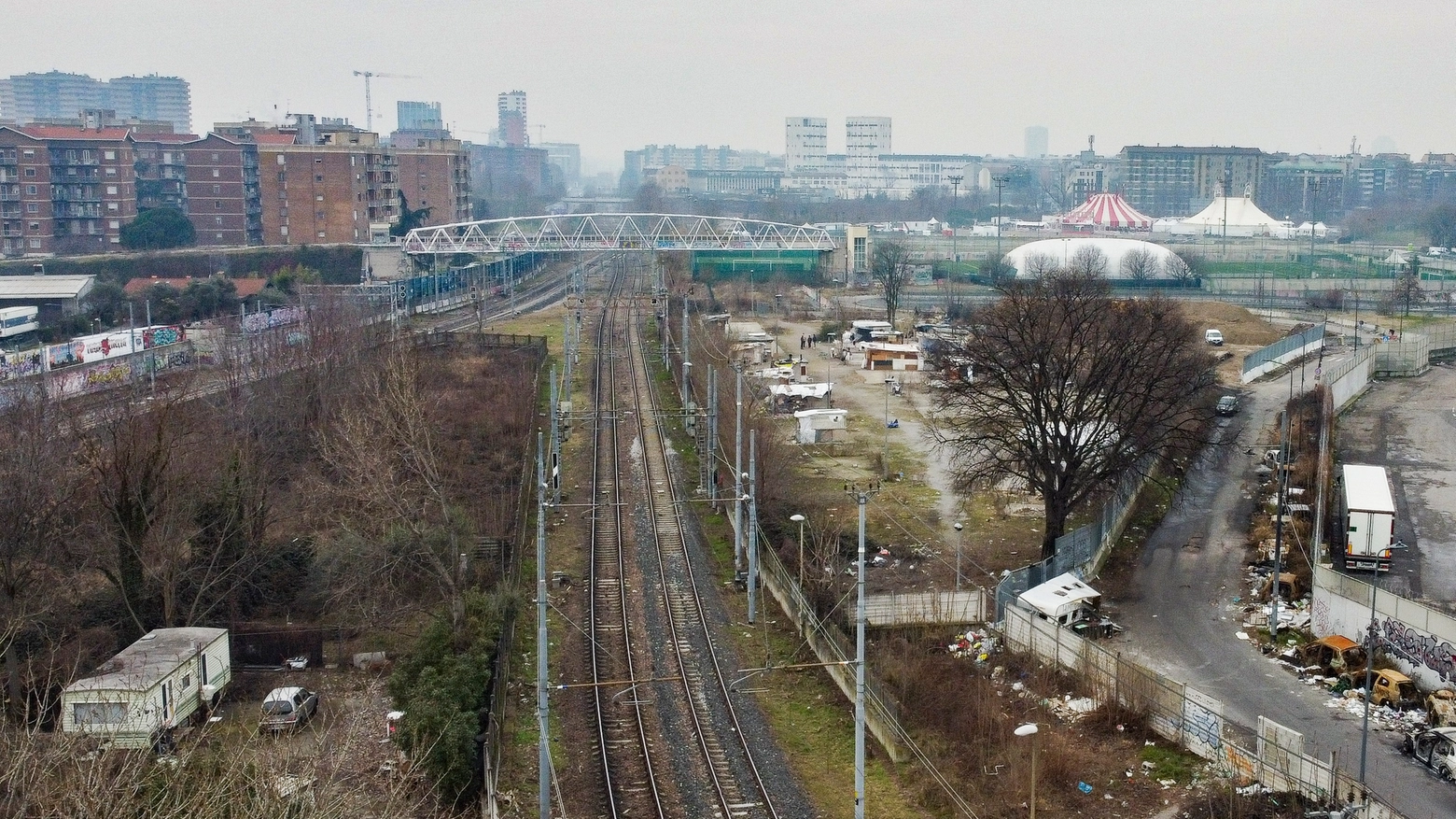 La baraccopoli di via Bonfadini vista dalla ferrovia (Foto dal drone di Andrea Fasani)