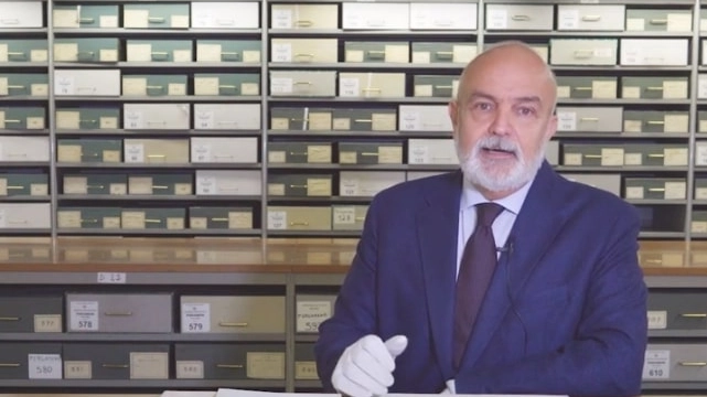 Il direttore dell'Archivio di Strato di Milano, Benedetto Luigi Compagnoni, con la cartula