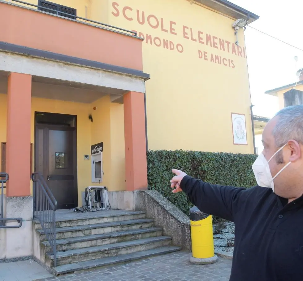 Esplosione al bancomat In fumo anche il bottino