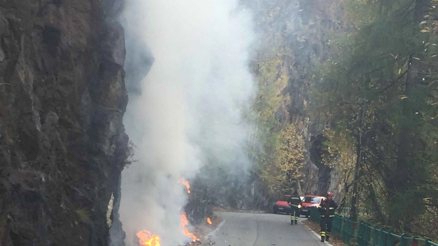 L'incendio sulla strada Val Tartano (National Press)
