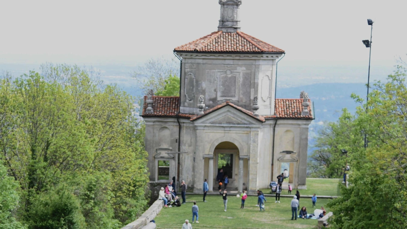 Visite al Sacro Monte Riapre la funicolare Atteso l’assalto dei turisti Visite al Sacro Monte Riapre la funicolare Atteso l’assalto dei turisti
