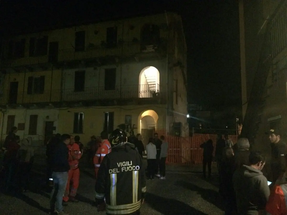 Bulgarograsso, sgomberata una palazzina a rischio crollo