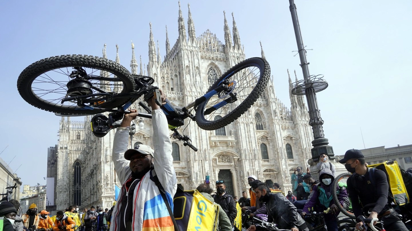 una protesta dei rider a Milano