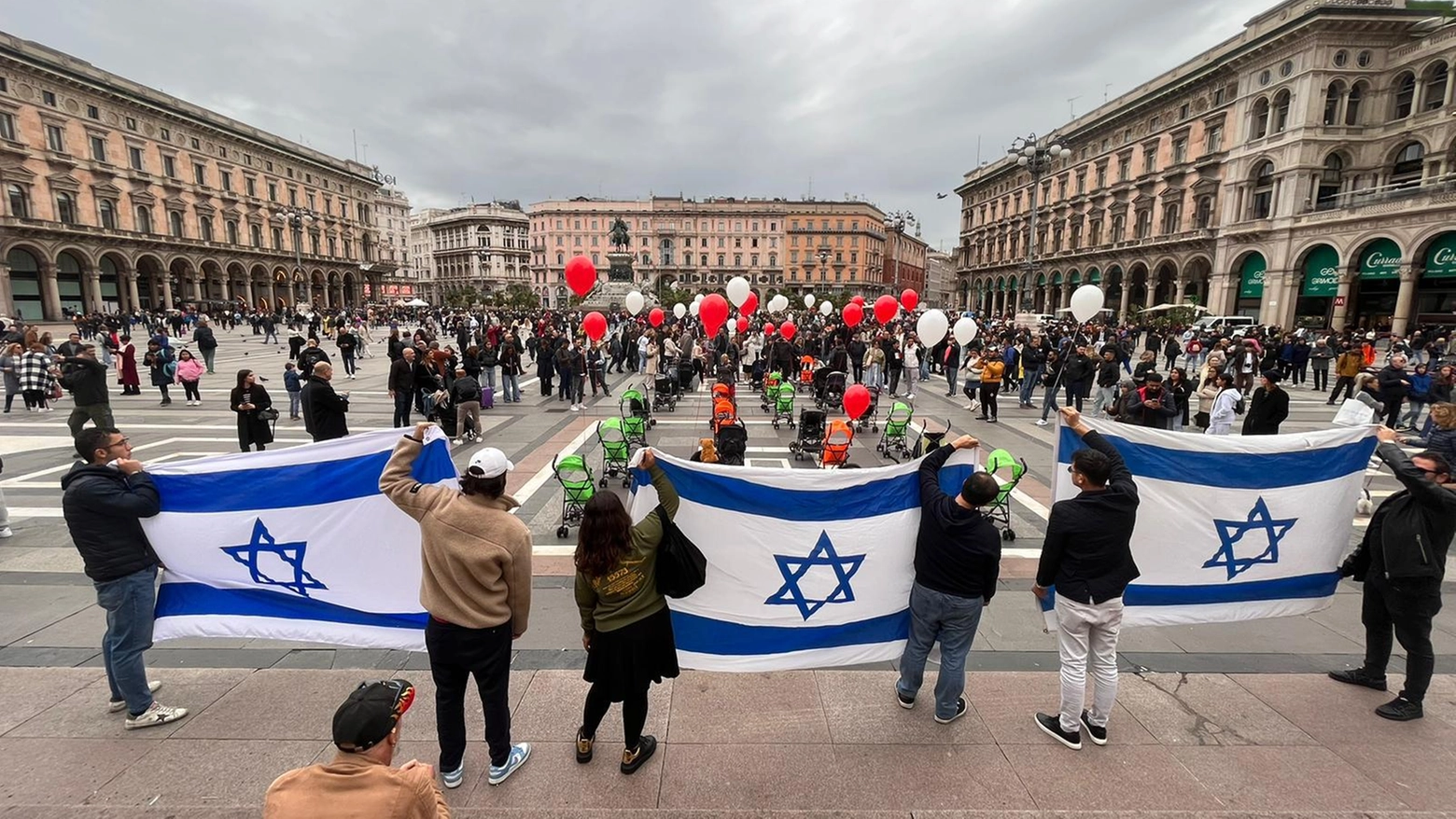 Le bandiere israeliane in piazza Duomo