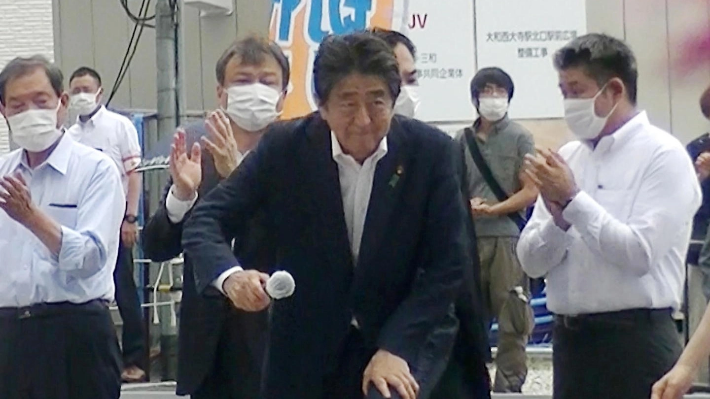L'ex premier Shinzo Abe poco prima di essere colpito