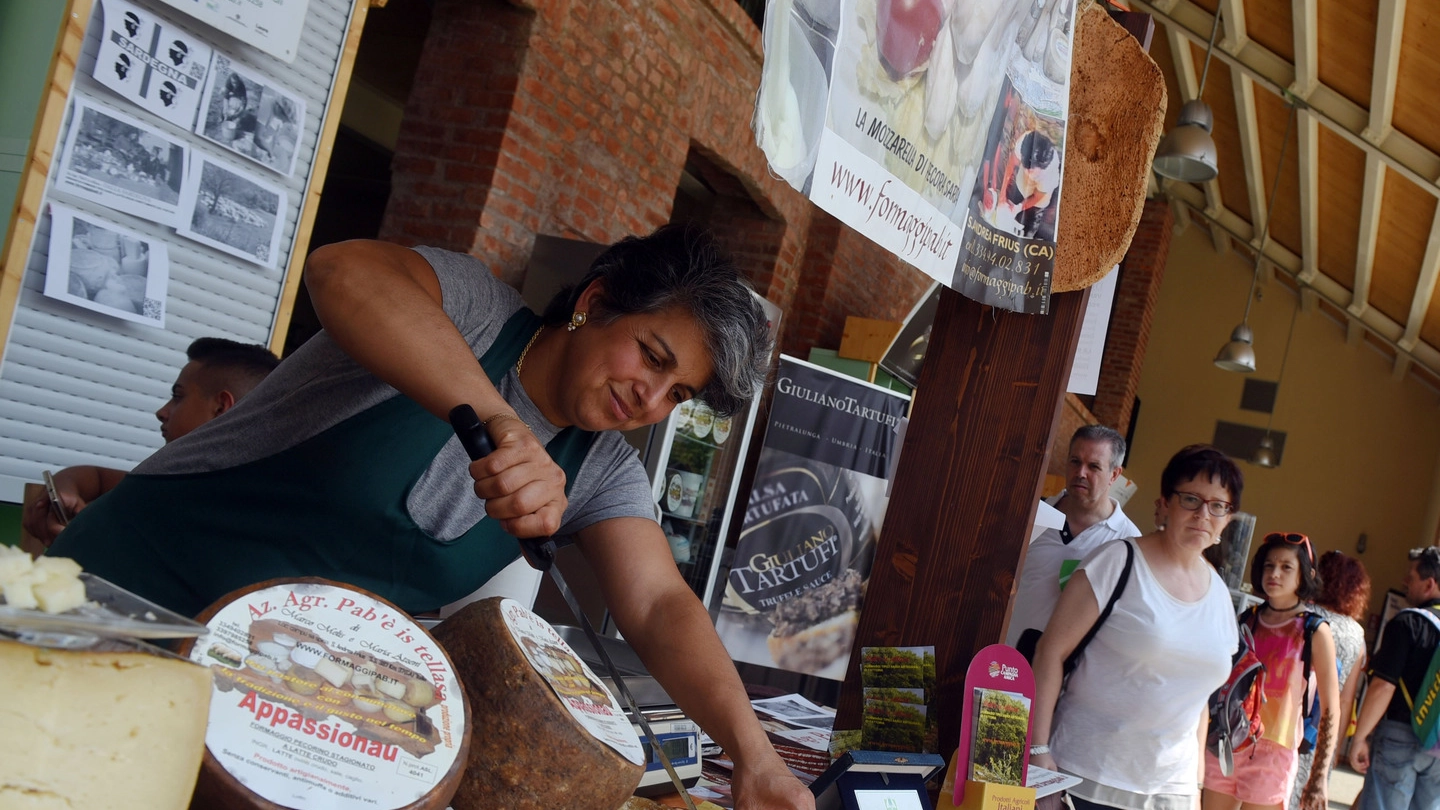 CASCINA Nel mercato di Triulza assaggi di prodotti sardi A sinistra, la direttrice del padiglione Chiara Pennasi (Newpress)