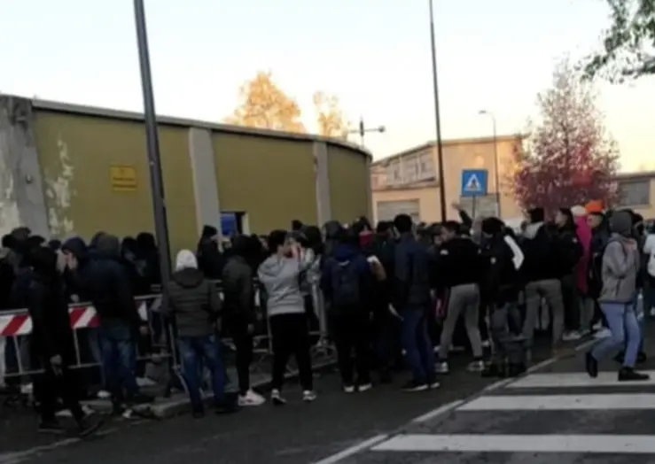 Milano, all'Ufficio Immigrazione di via Cagni lacrimogeni e tensione