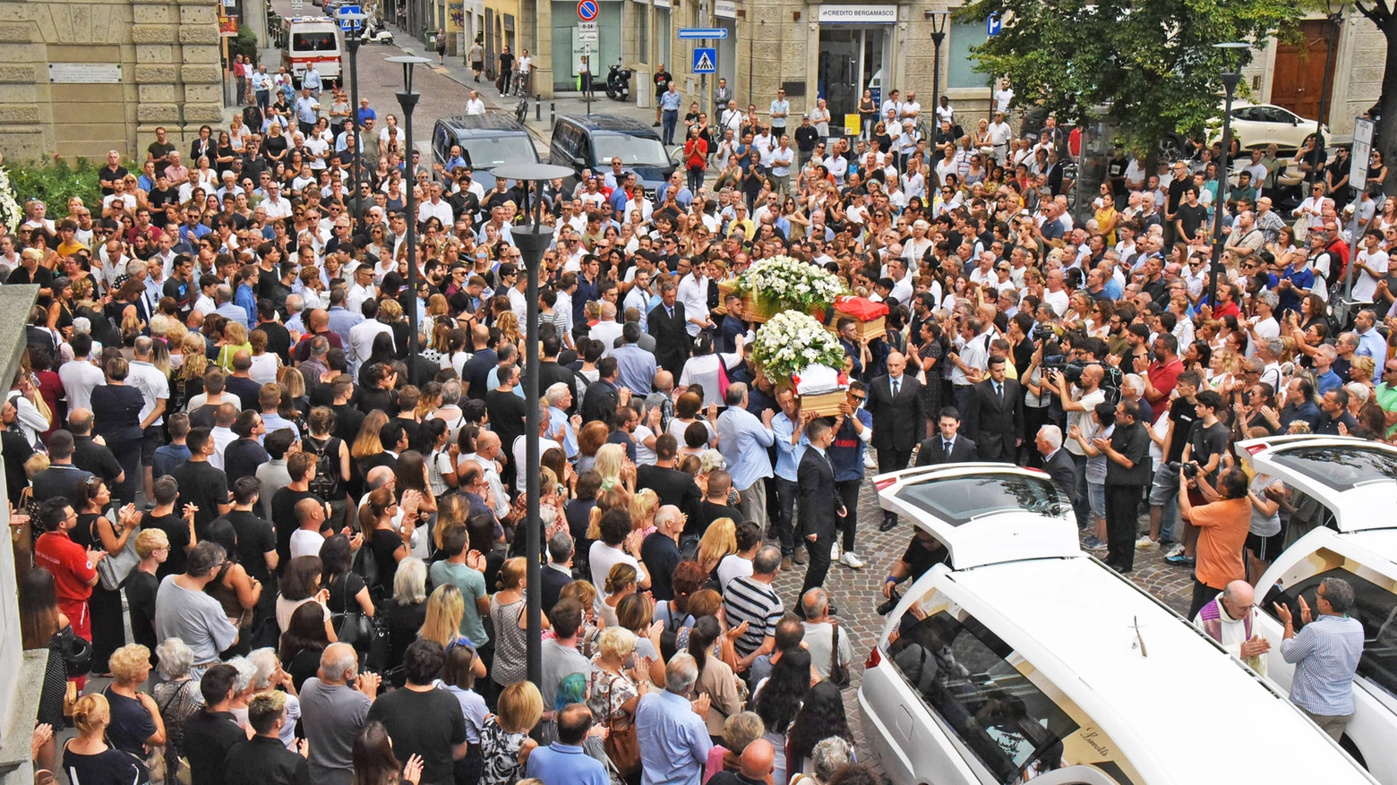 Bergamo, folla ai funerali di Luca e Matteo (De Pascale)
