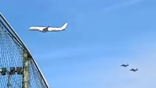 Linate, aereo scortato dai caccia sopra Milano: è il test delle Frecce tricolori