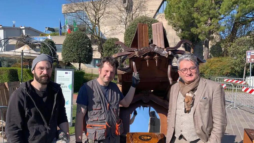 “Elogio del Limite“ I mobili abbandonati diventano opere d’arte “Elogio del Limite“ I mobili abbandonati diventano opere d’arte