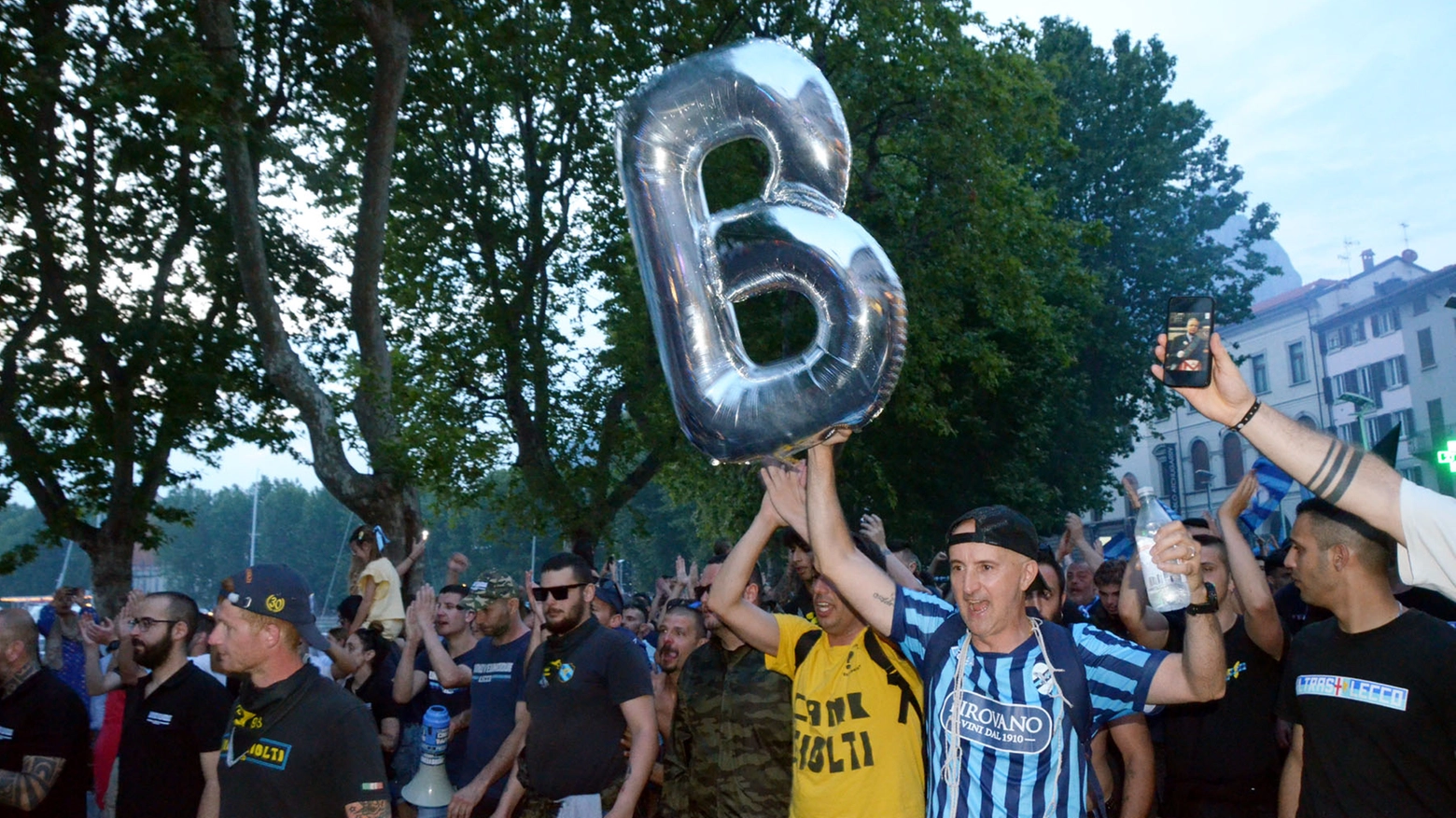 E' domenica 18 giugno e i tifosi festeggiano in città la promozione della squadra in serie B dopo 50 anni