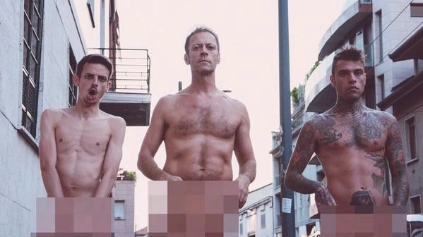 Fedez e Rocco Siffredi nel video di "Non c'è due senza trash" corrono nudi in Bovisa