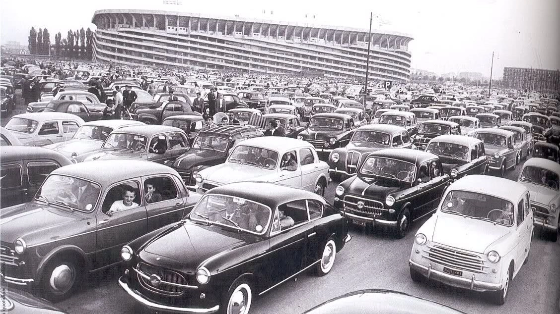 Un'immagine dello stadio di San Siro alla metà degli anni cinquanta