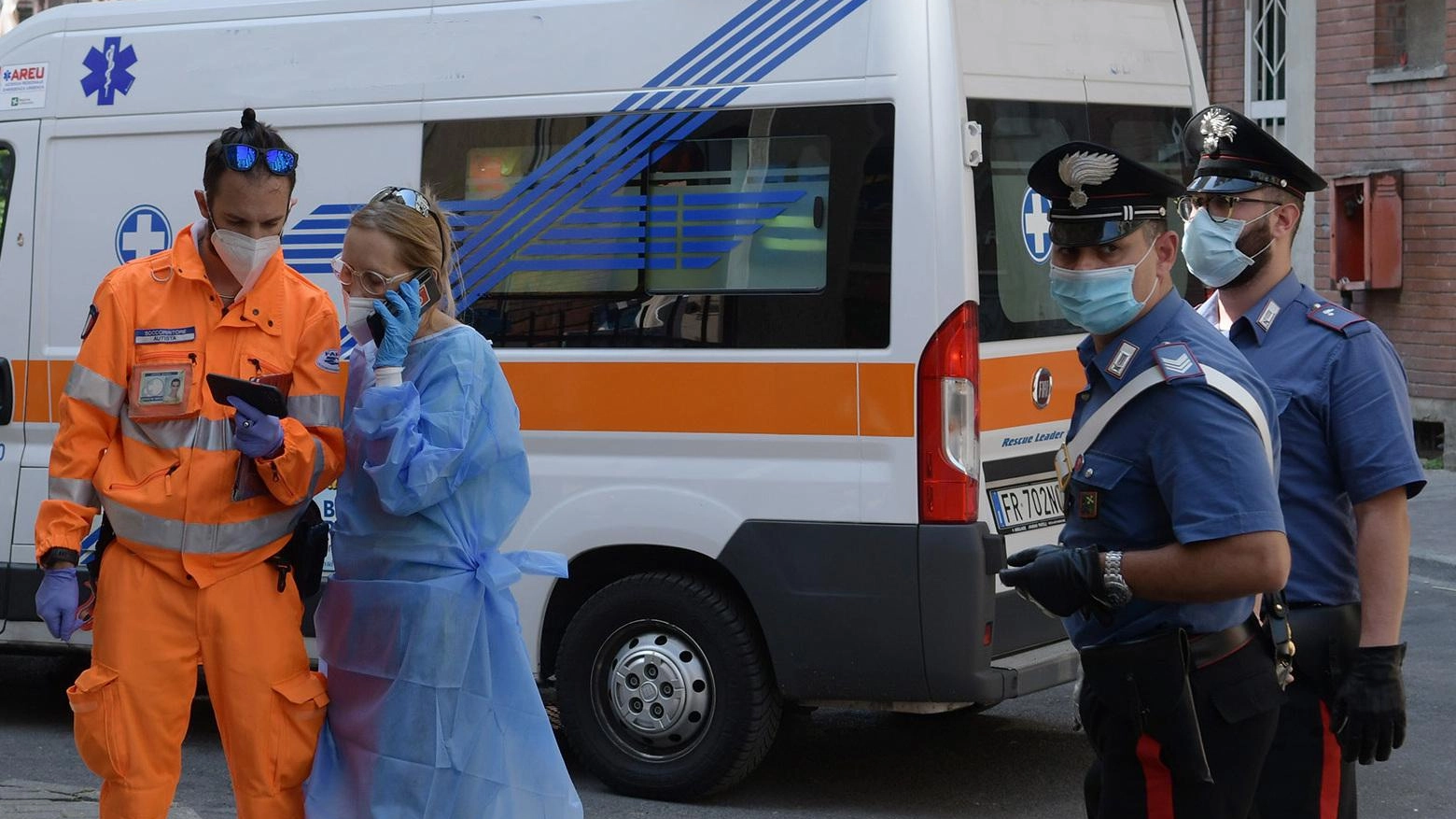 Due presunti spacciatori Si lanciano dalla finestra per sfuggire ai carabinieri Due presunti spacciatori Si lanciano dalla finestra per sfuggire ai carabinieri