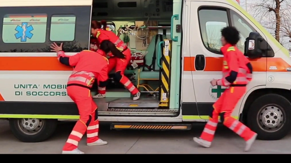 Sul posto è arrivata immediatamente l'ambulanza (foto d'archivio) Sul posto è arrivata immediatamente l'ambulanza (foto d'archivio)