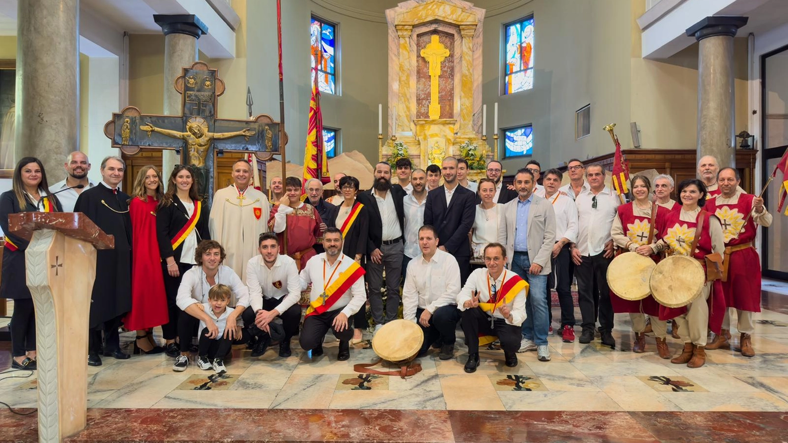 I contradaioli di Legnarello con la Croce di Ariberto I contradaioli di Legnarello con la Croce di Ariberto