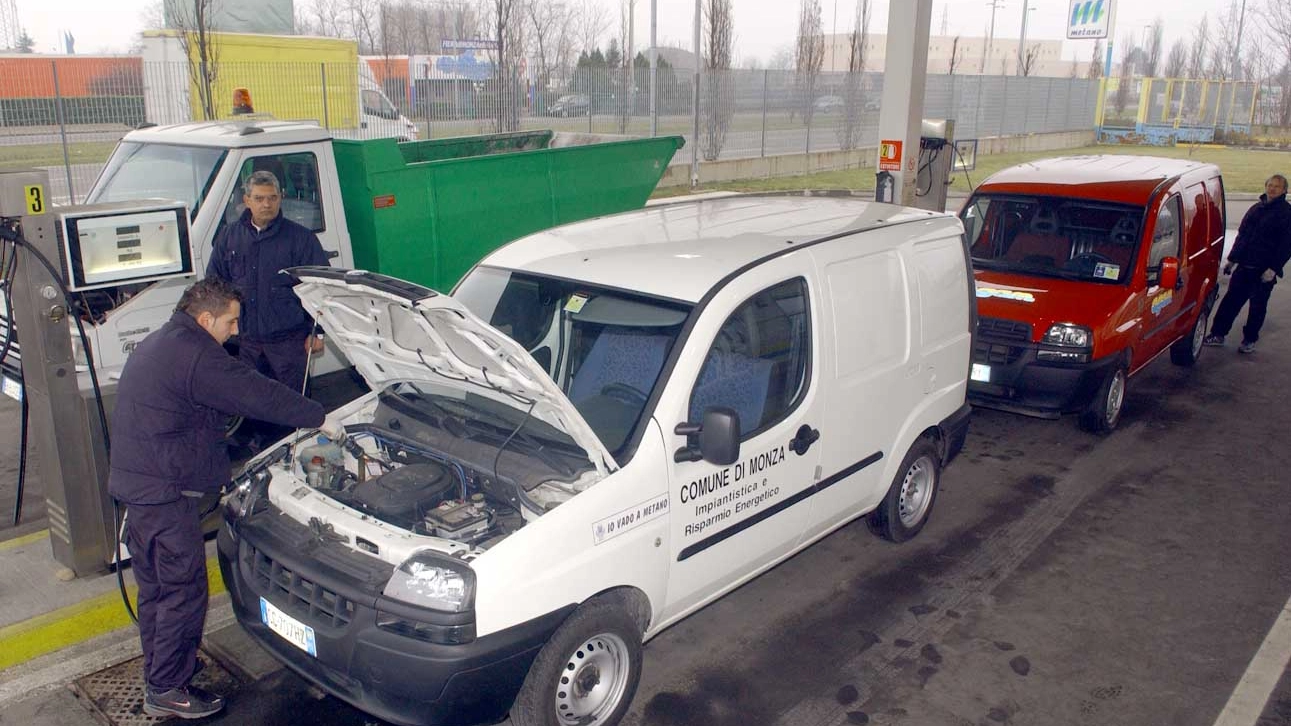 Una vettura del Comune di Monza fa rifornimento di metano